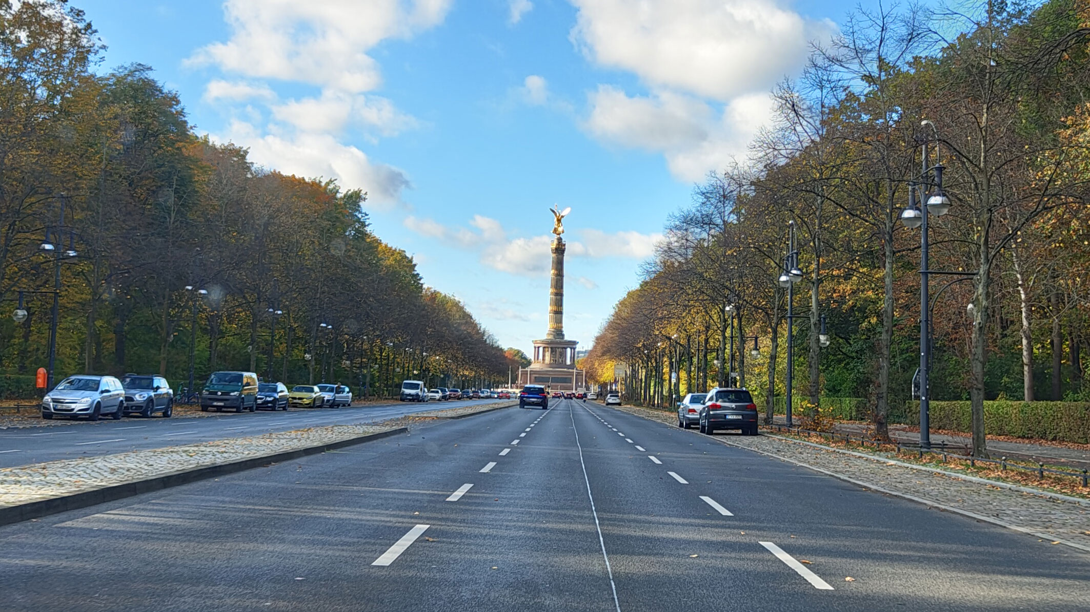 Die Siegessäule mit der Goldelse und die Straße des 17. Juni