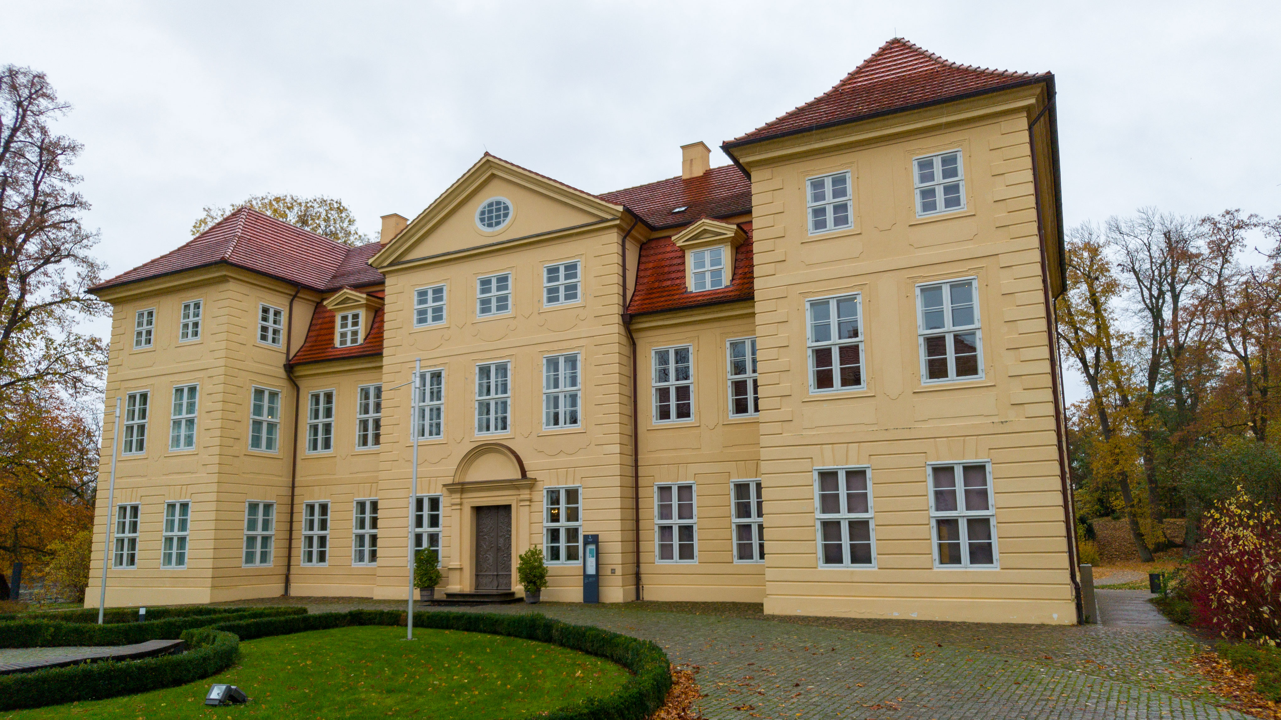 Hauptportal von Schloss Mirow