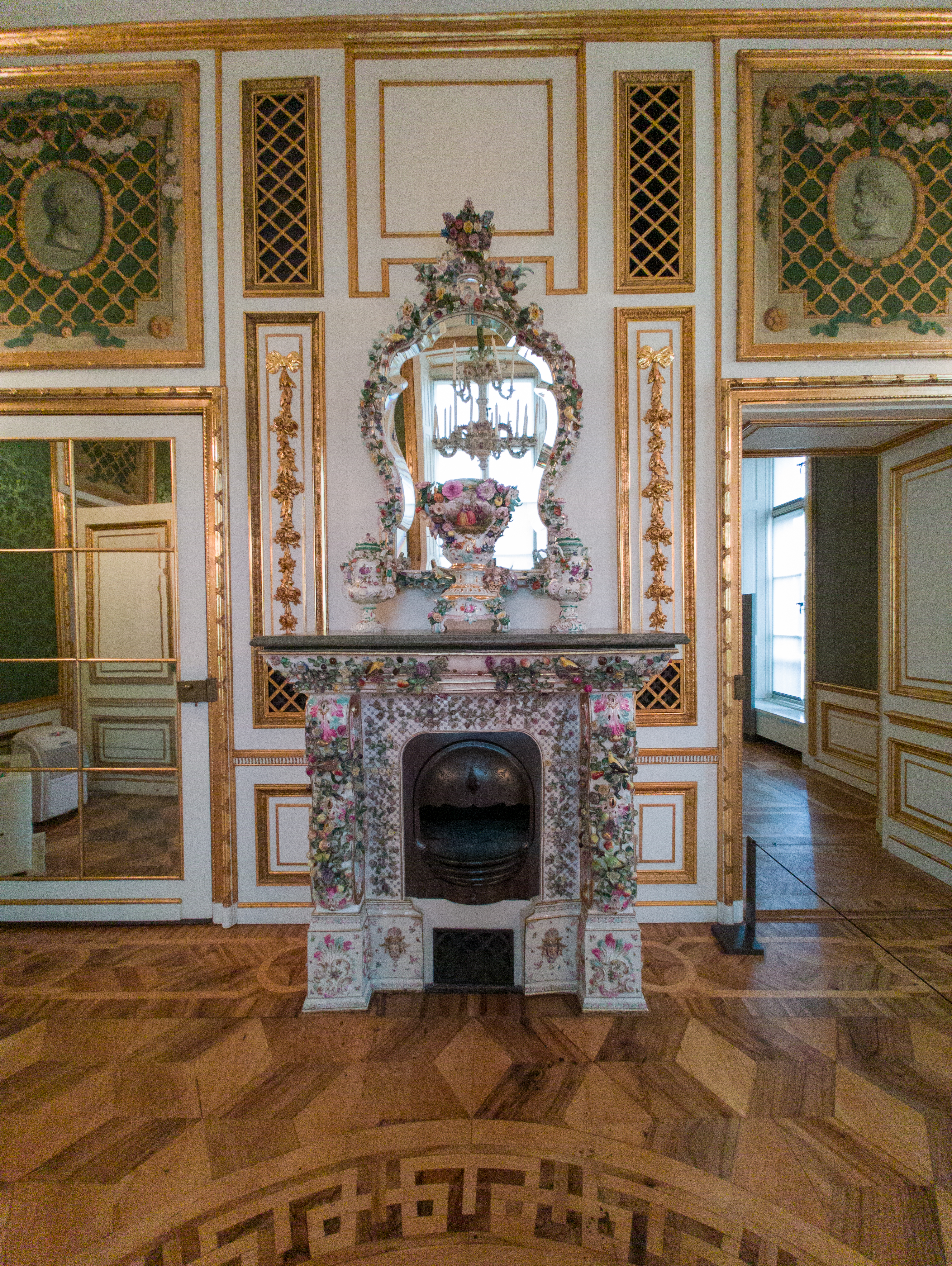 Ein Kamin und ein Spiegel aus Meißener Porzellan.