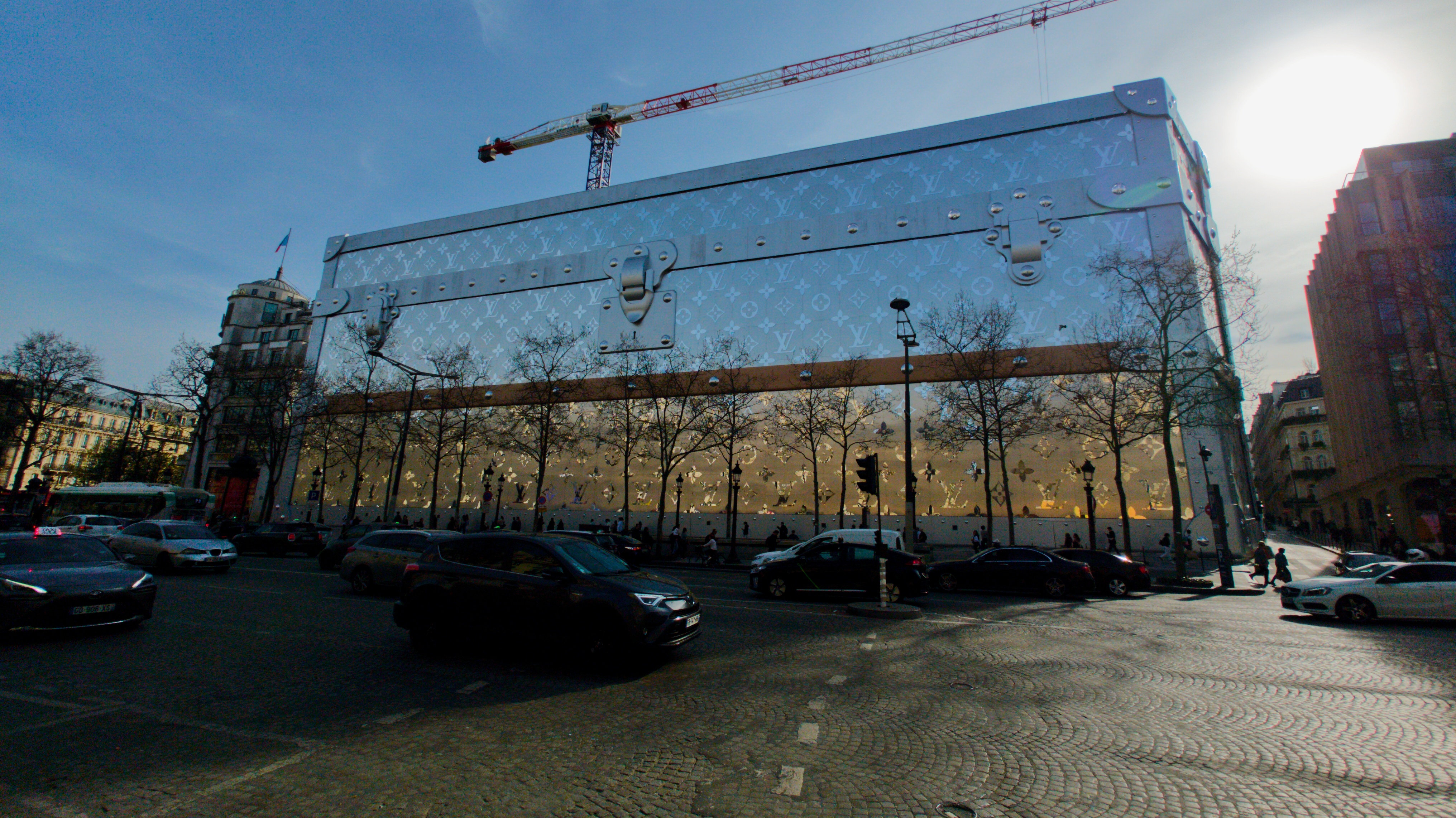 Avenue des Champs-Élysées in der Reflektion 