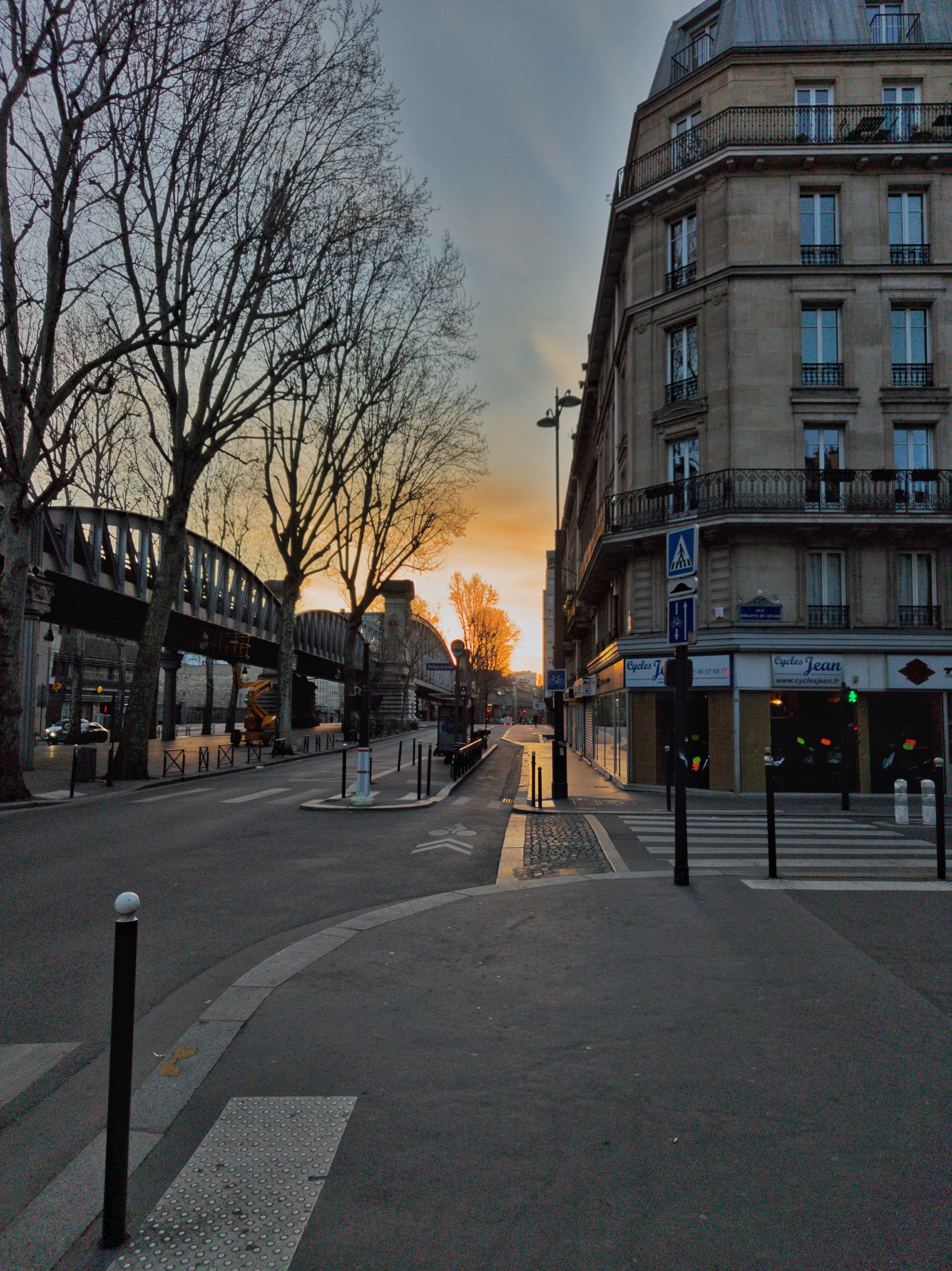 Sonnenaufgang auf dem Weg zu Paris-Est