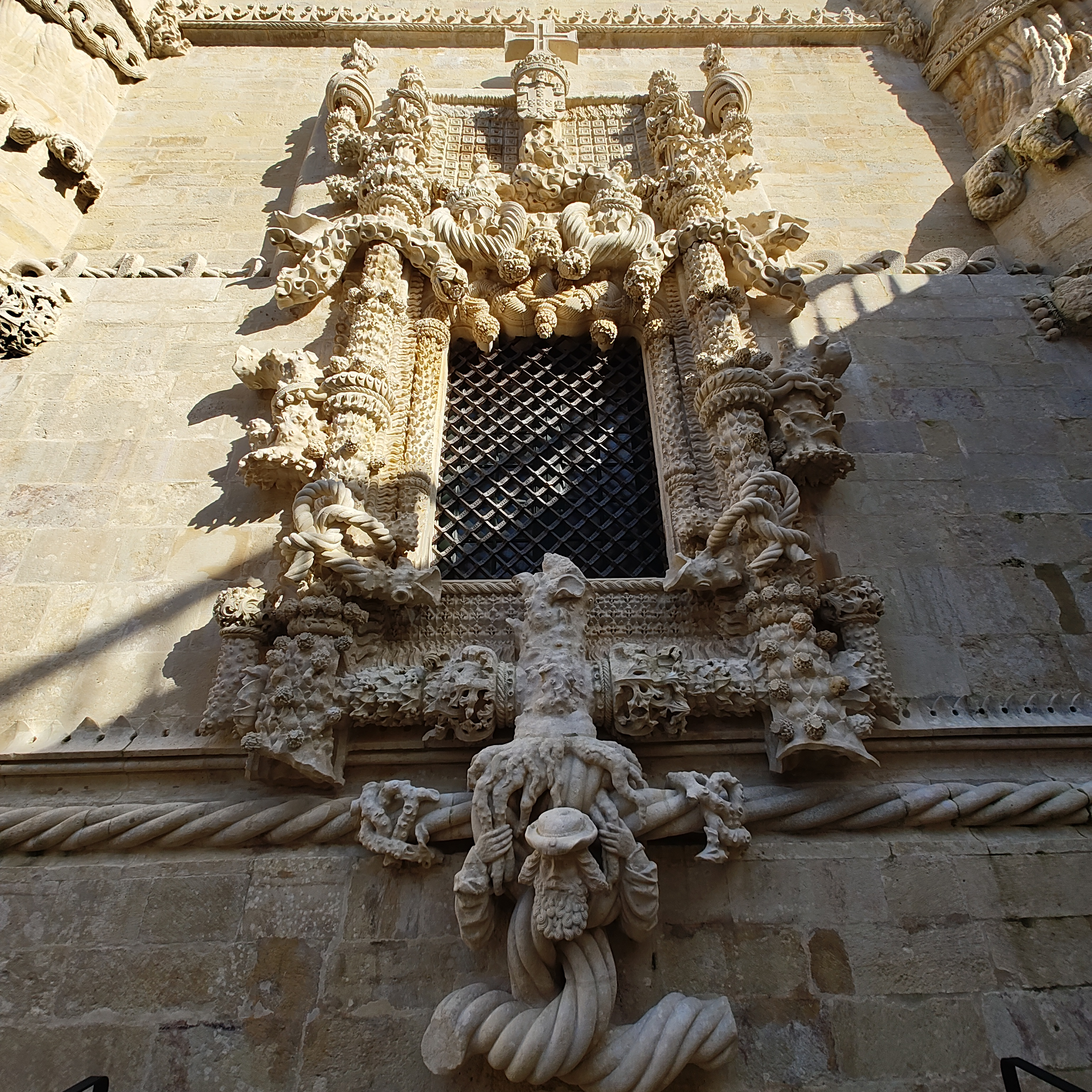 Der Festerramen mit dem immerwährenden Rosenstock