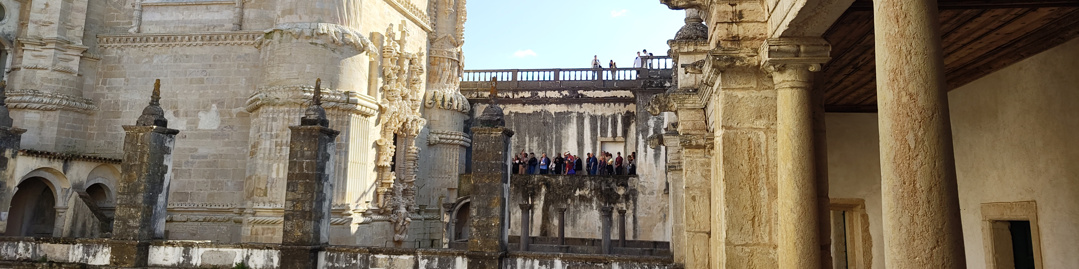 Touristen und der Fensterramen