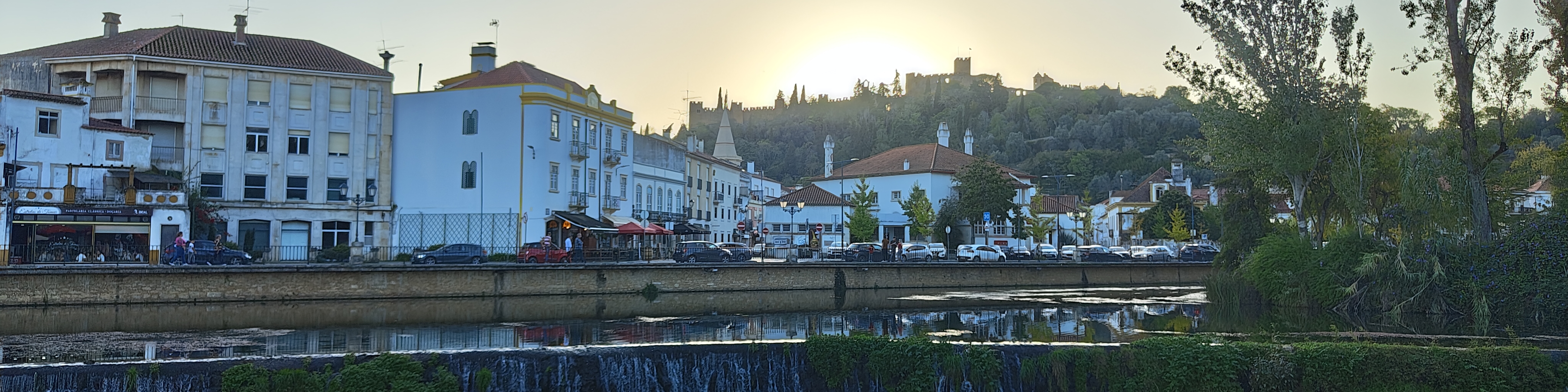 Der Burgberg von Tomar und der Stadt am Wehr