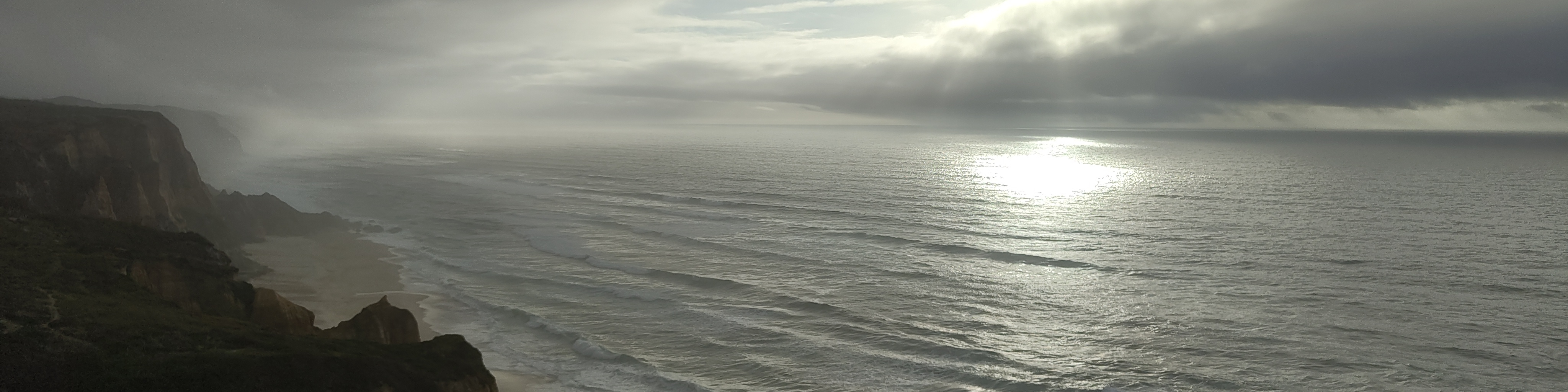Dunst klebt an der Steilküsten nach Nazaré