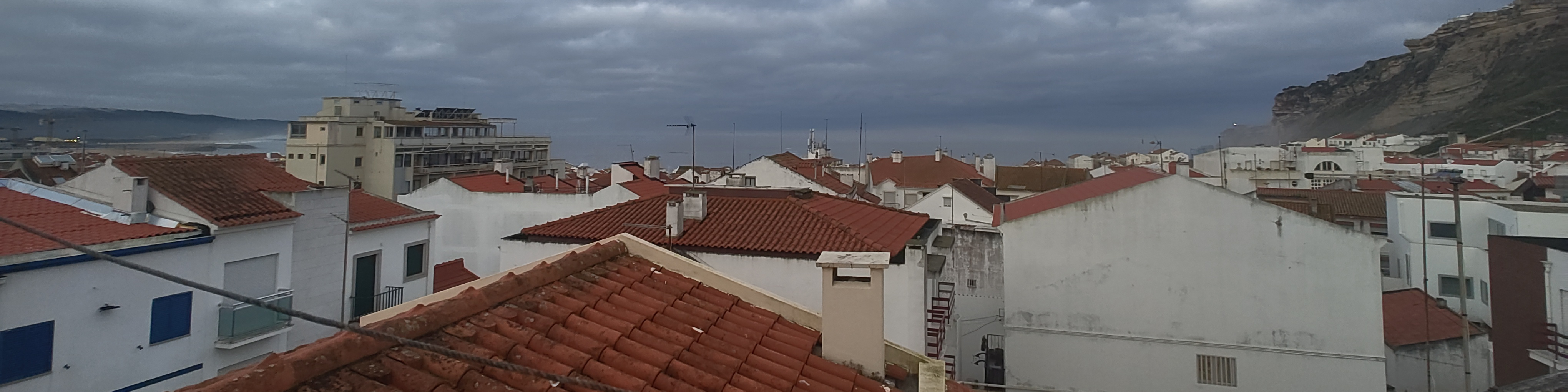 Der Dunst der Nacht hängt noch über dem Atlantik