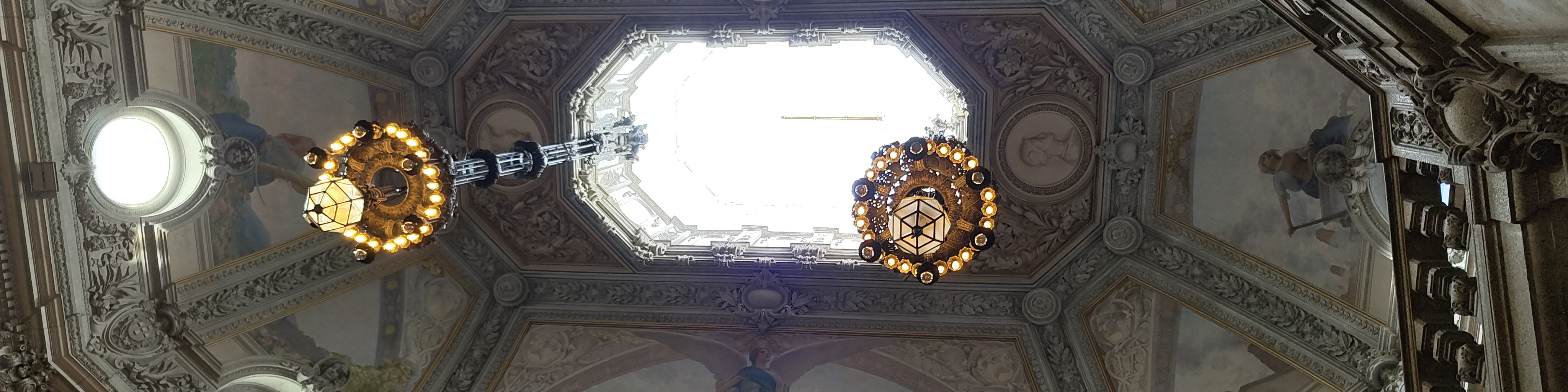 Das Treppenhaus der alten Börse in Porto