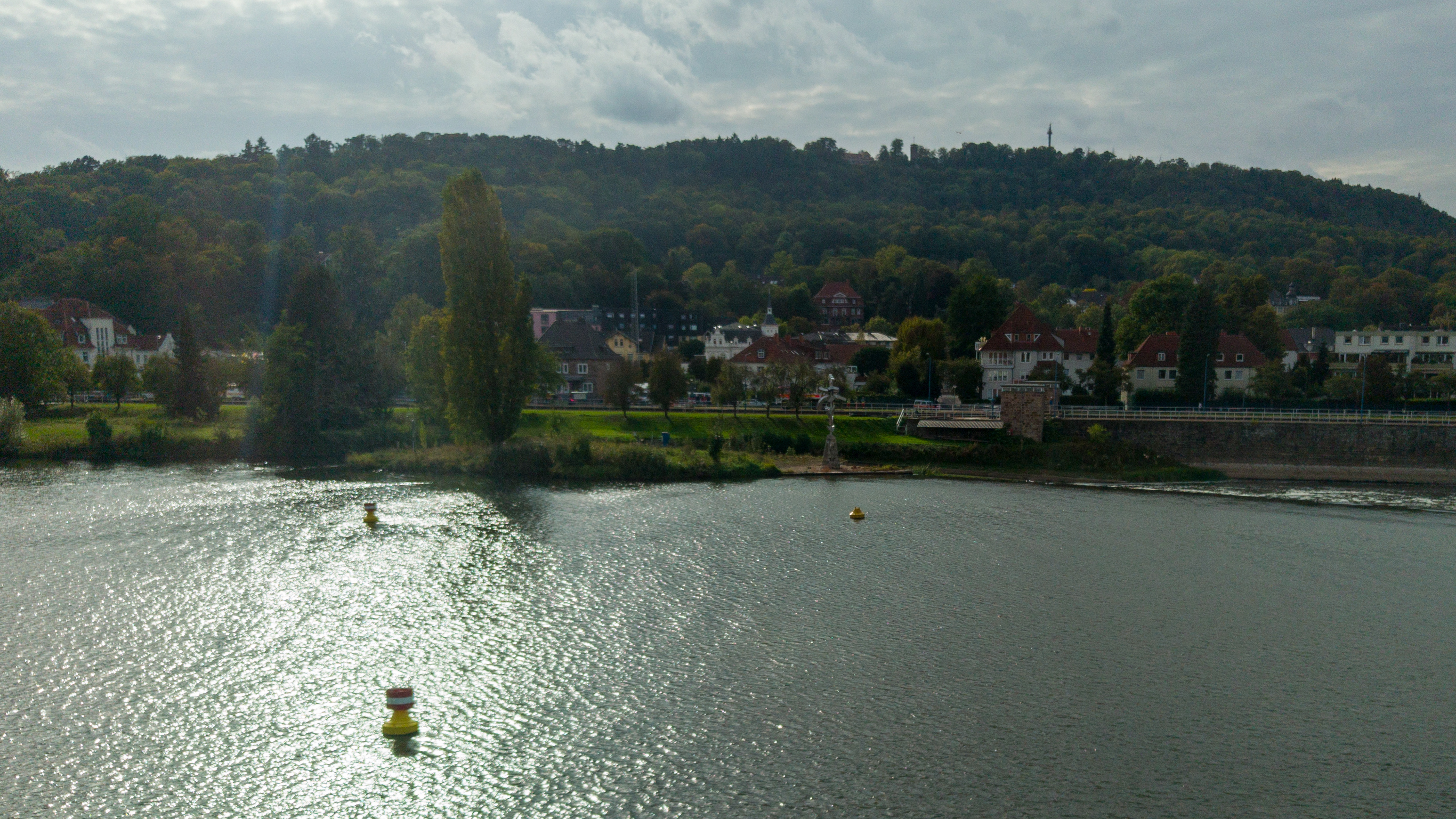 In dem weißen Haus in der Mitte bin ich aufgewachsen