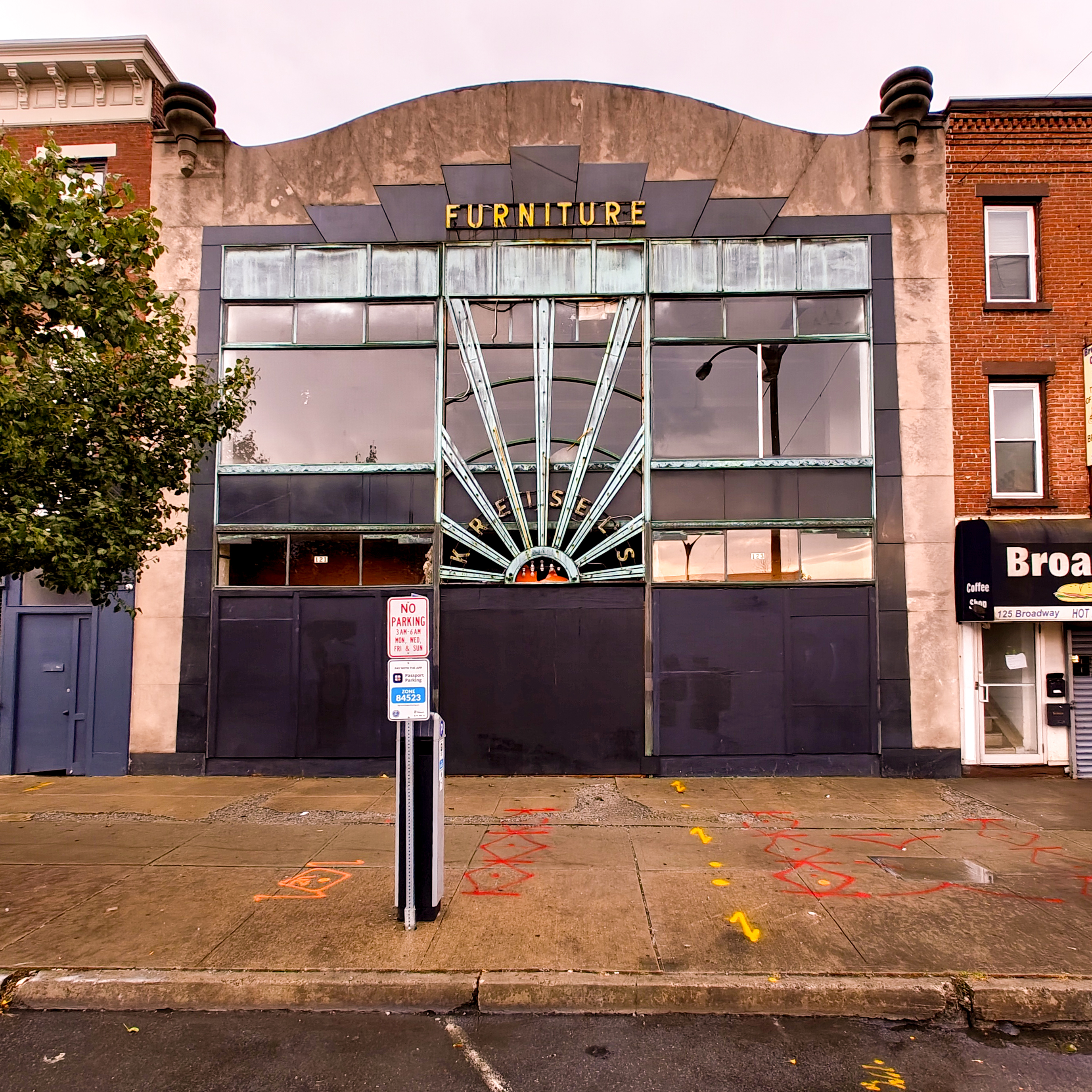 Eines der vielen verlassenen Geschäftsgebäude.