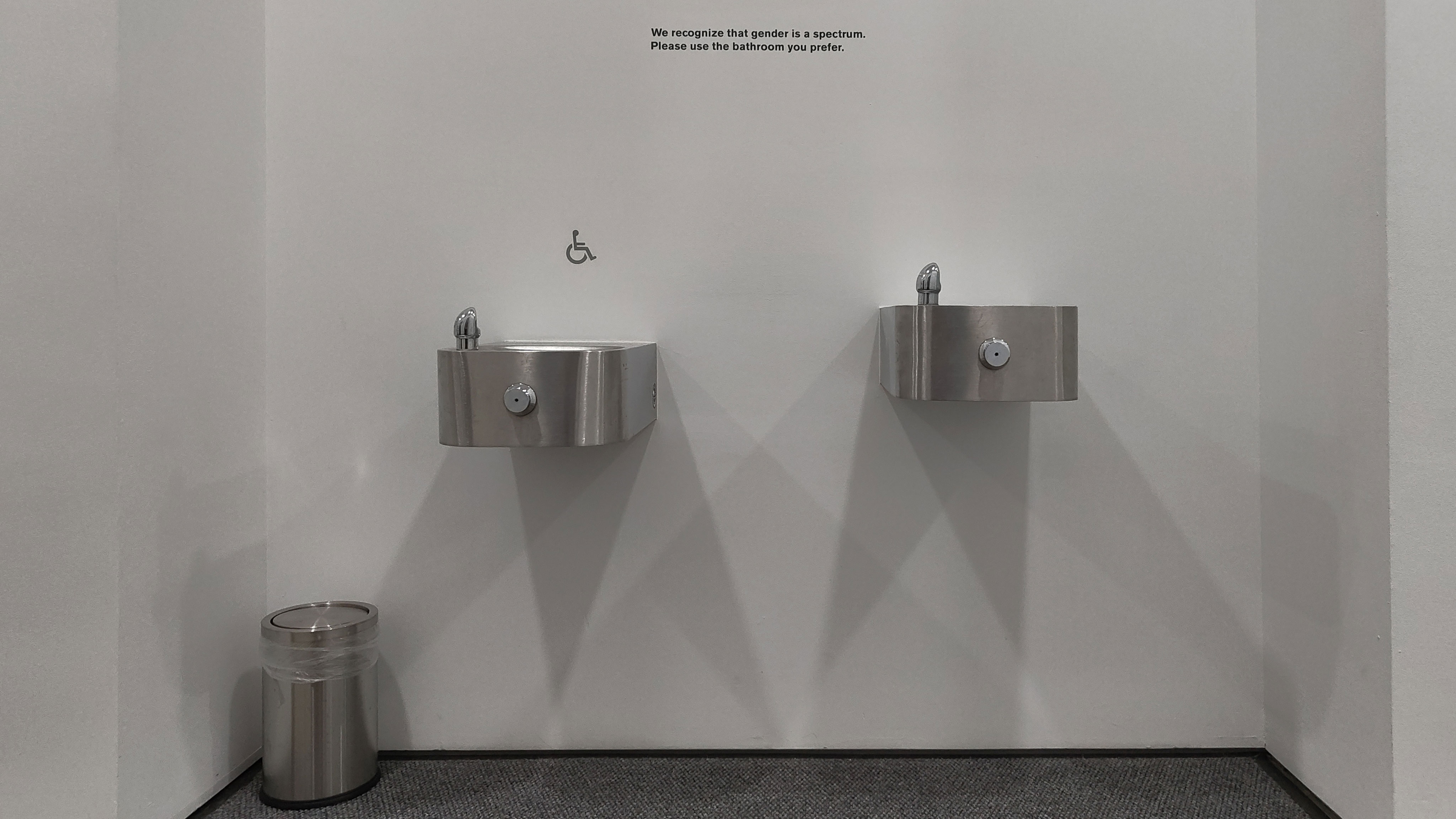 oder sind die Wasserspender die "bathrooms"