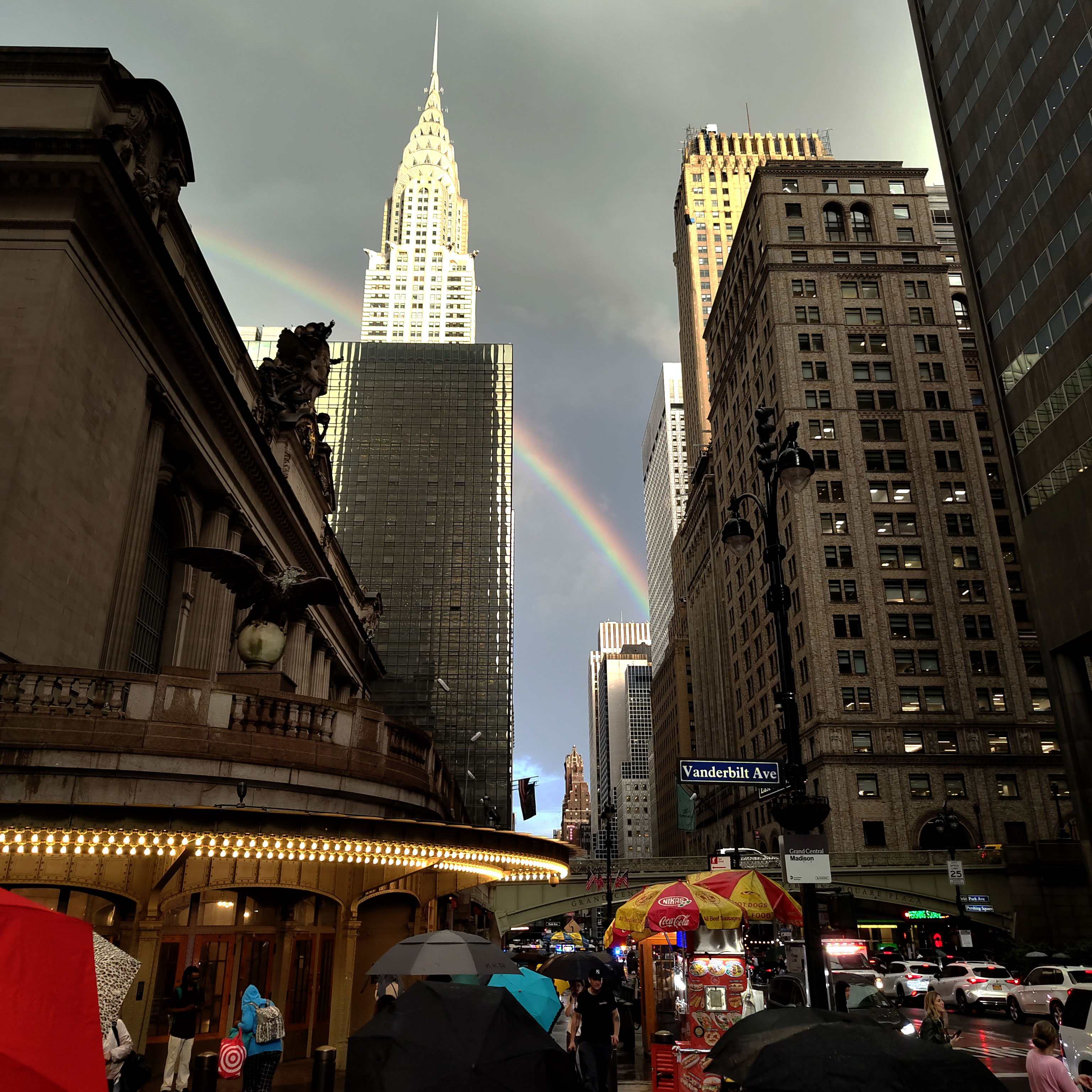 Der Regenbogen über der City