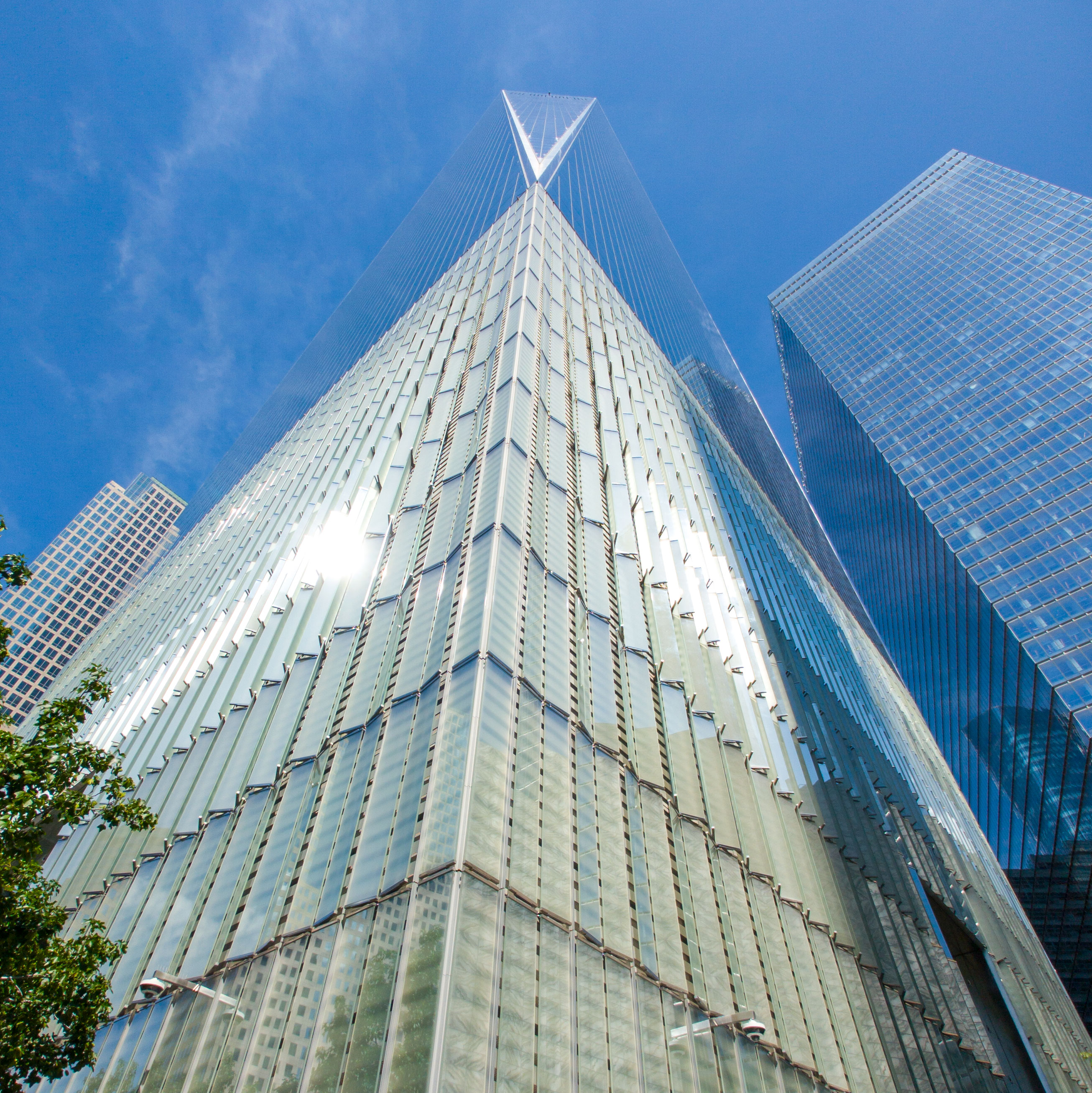 One World Center fast unsichtbar