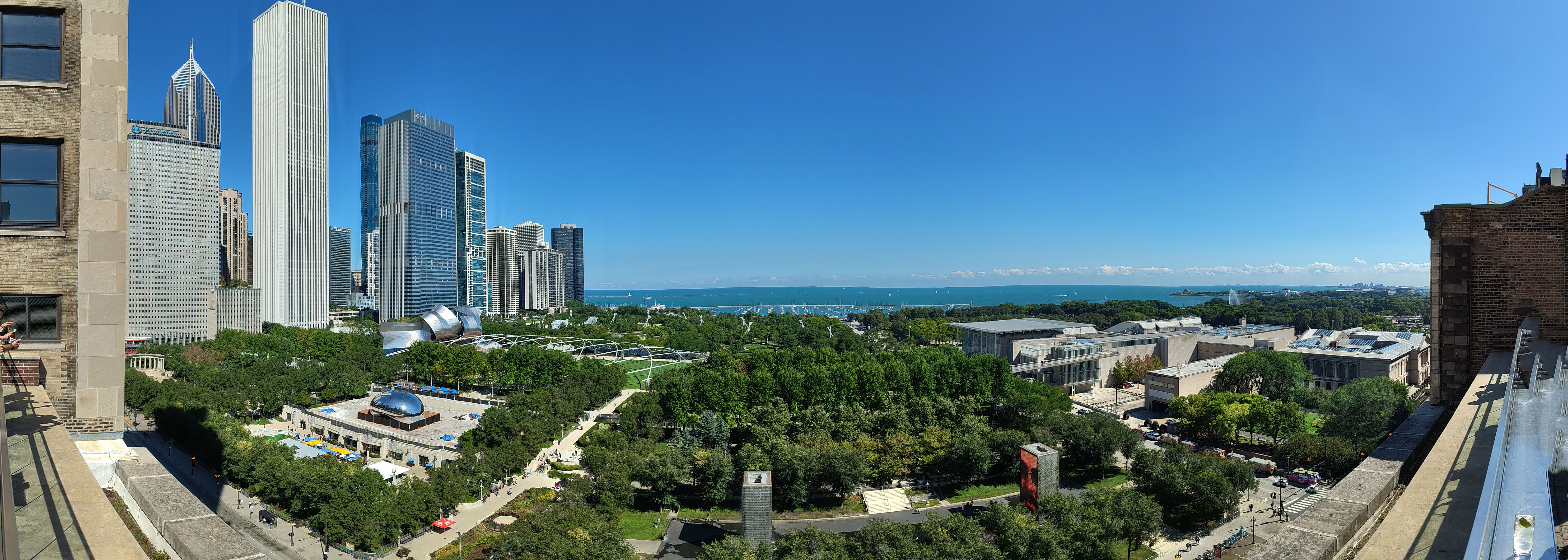 Vor der Skyline die Musikmuschel, die Bohne und das Art Institute