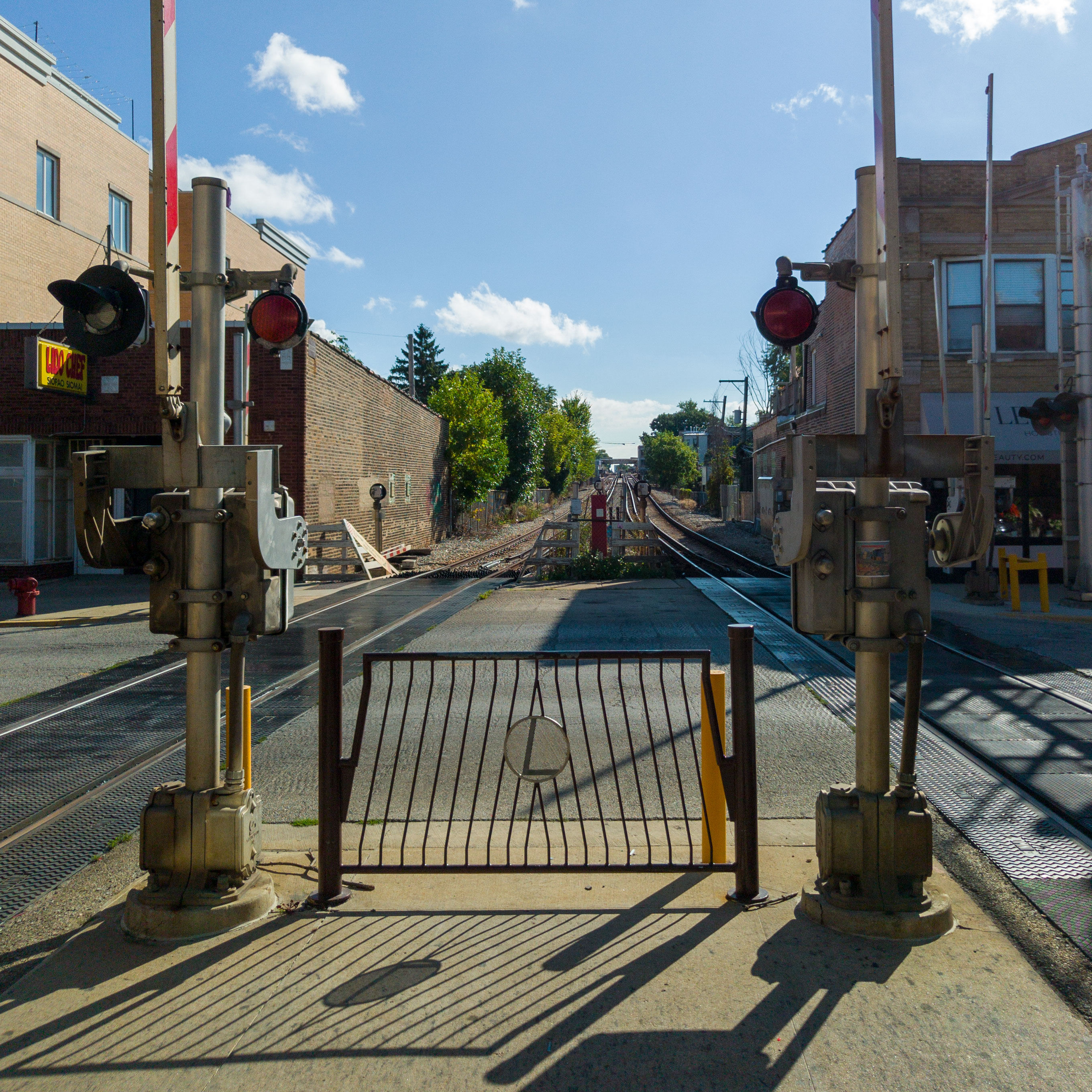 Schranke und Eingang zur Station Rockwell an der Brown Line
