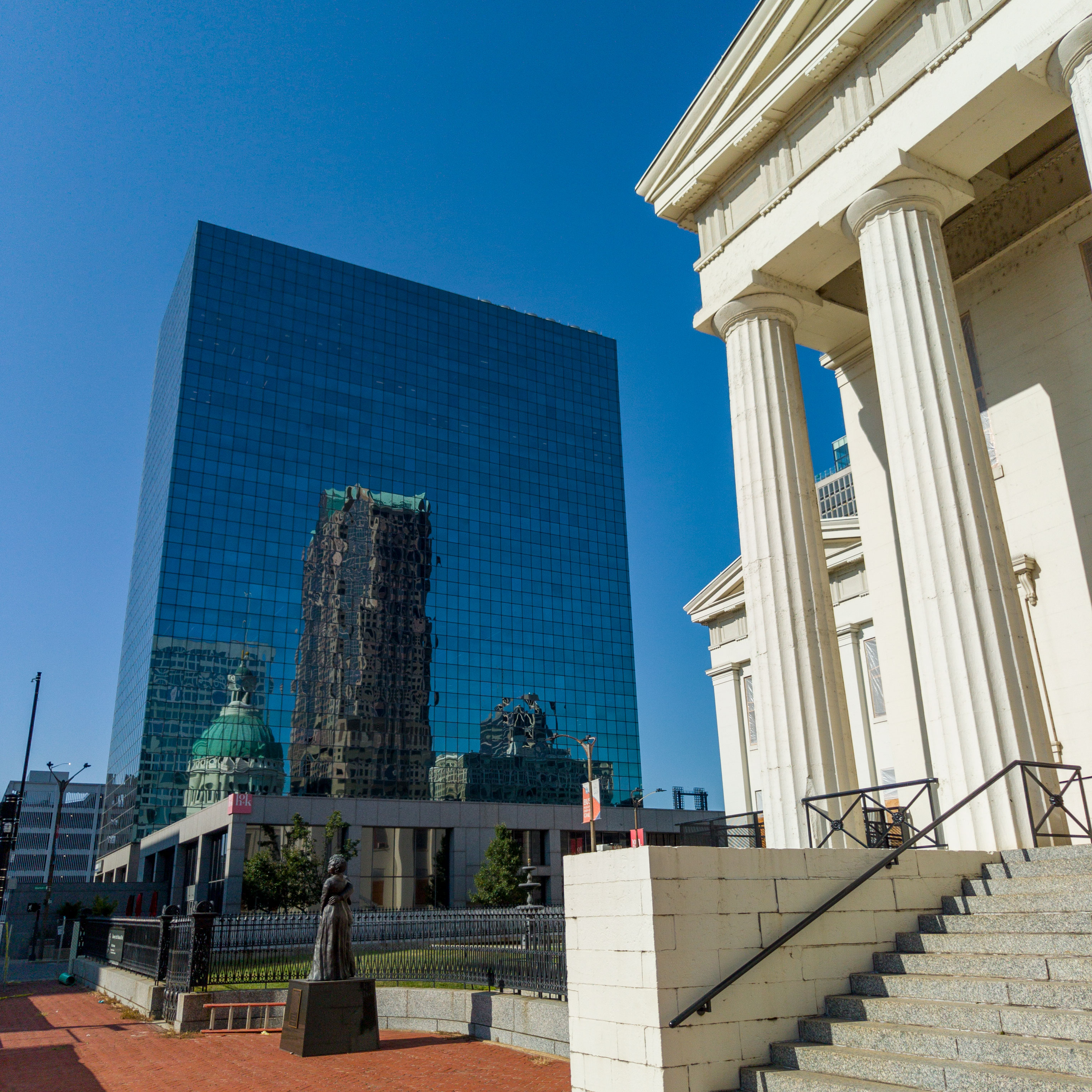 Reflektionen des alten Gerichtsgebäude 