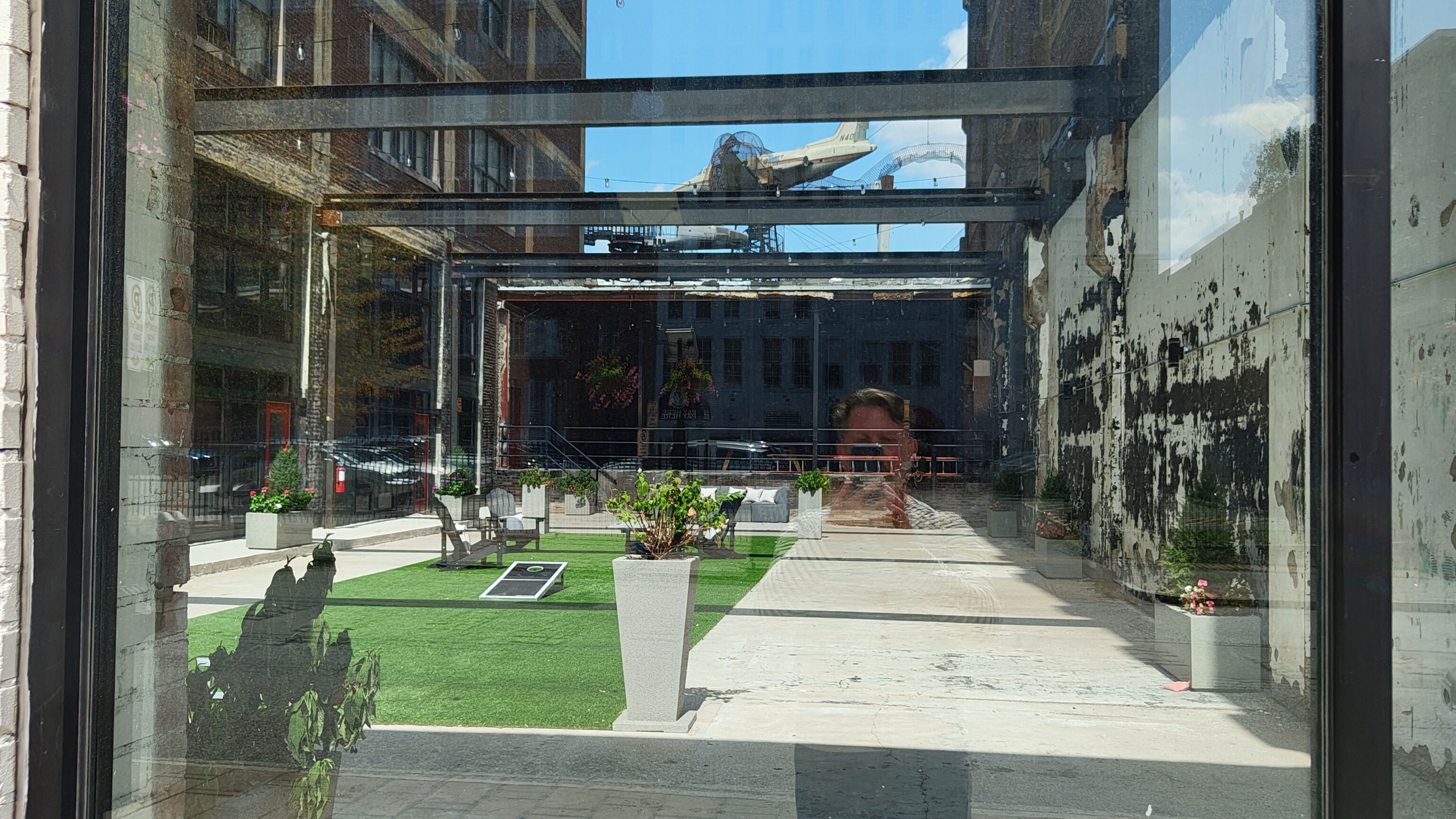 Ein Biergarten zwichen Häusern