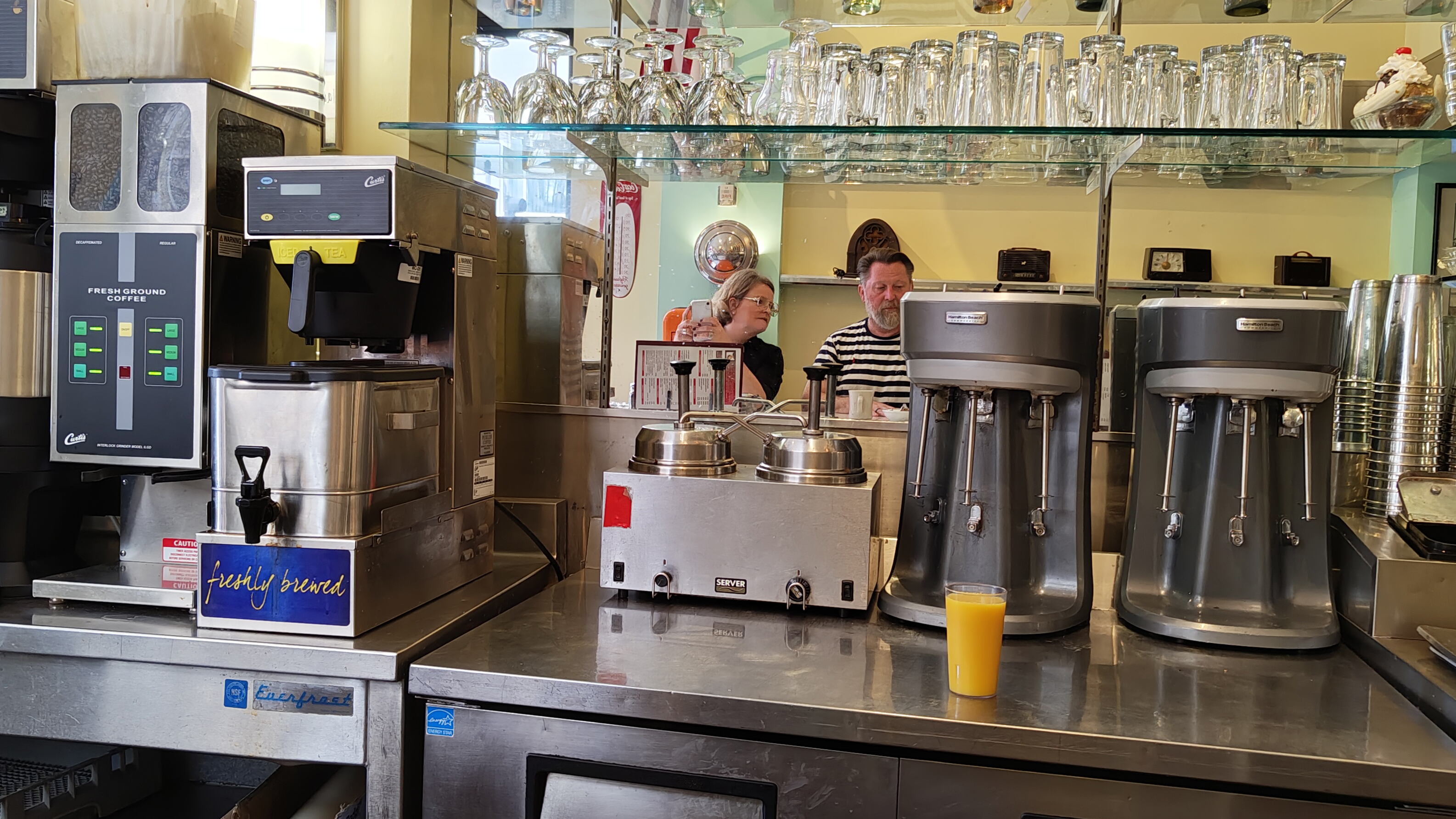Frühstück bei Loti's an der Bar mit Frau A.