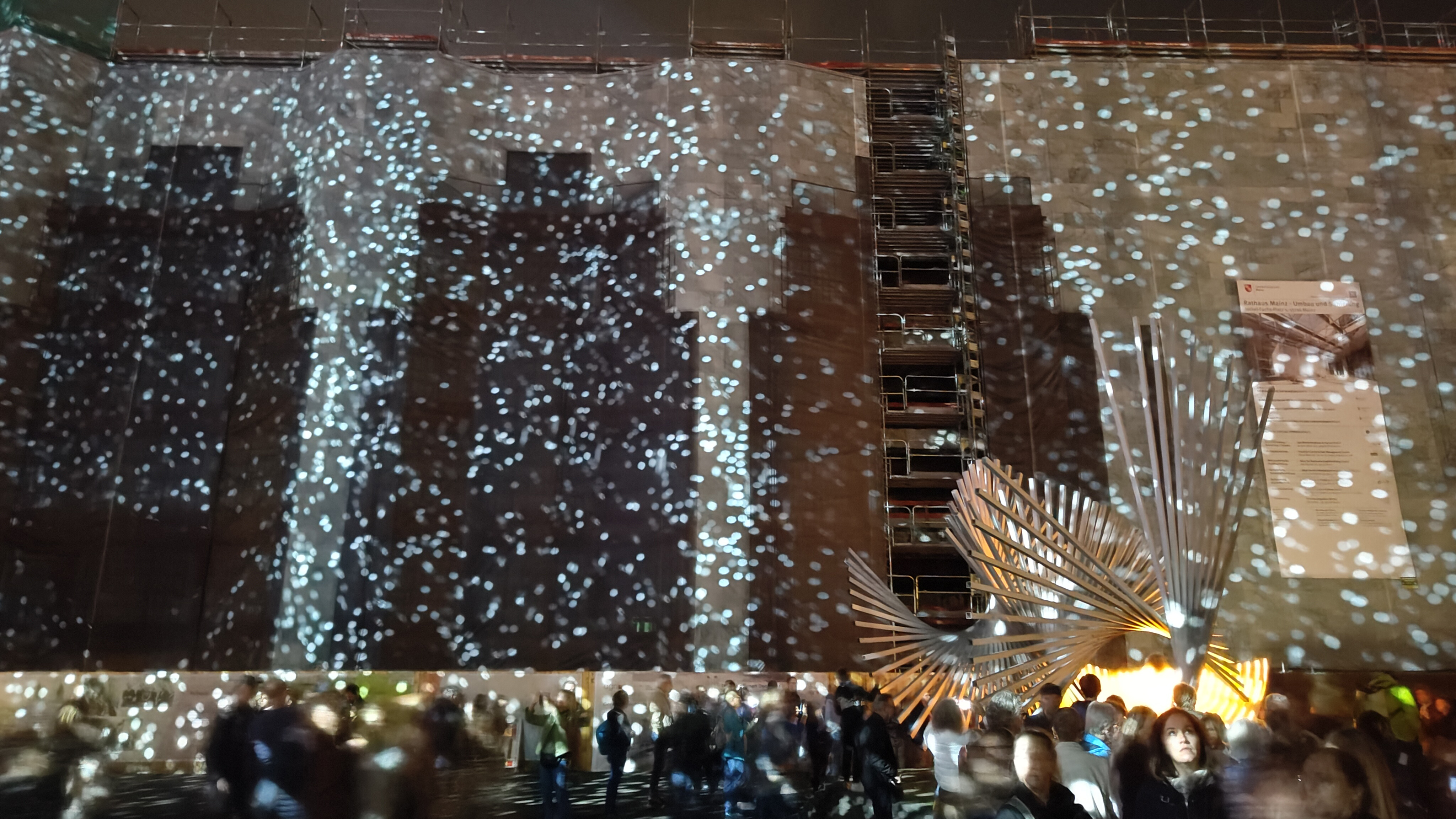 Die Baustelle des Rathauses in Wusellicht