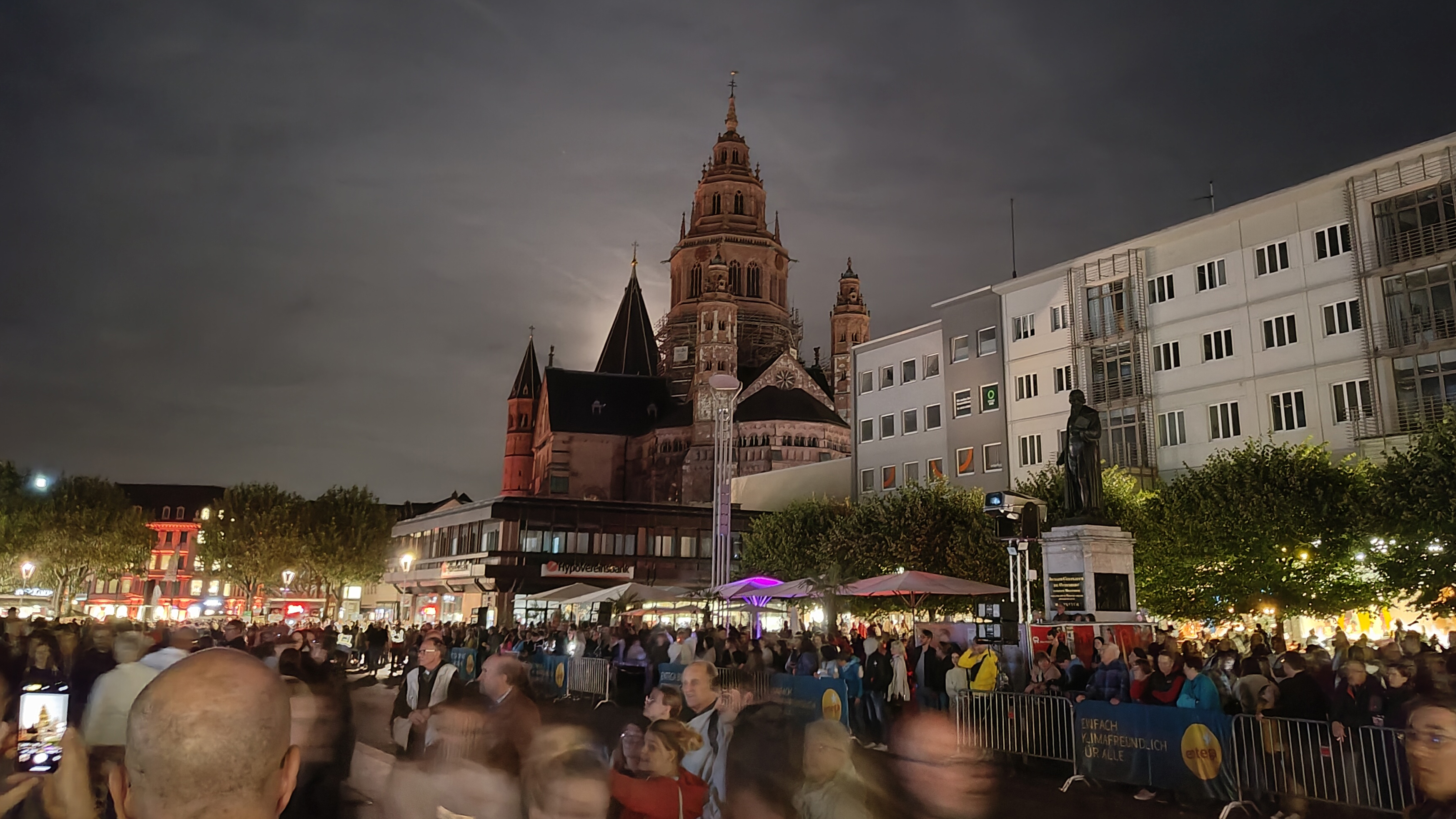 Der Gutenbergplatz mit Rückgeleuchtung